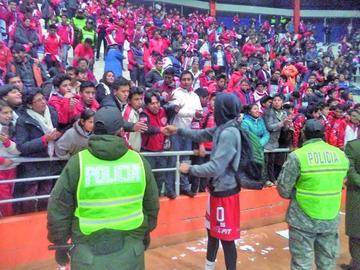 Warren Jones, de Pichincha, se despide de su hinchada al final del partido.