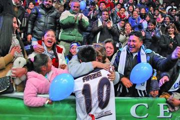 La hinchada calereña levanta la copa.