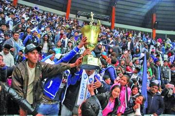 La hinchada calereña levanta la copa.