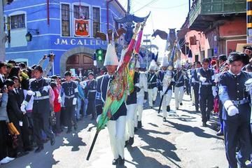 La banda de guerra del establecimiento.