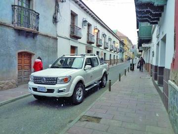Chofer de vehículo oficial circula en contrarruta por calle céntrica