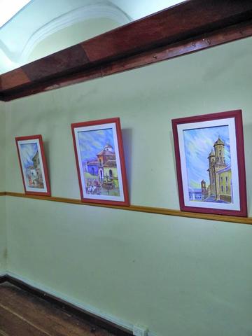 Las pinturas que están en la muestra.