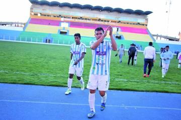 Los futbolistas tarijeños celebran el empate.