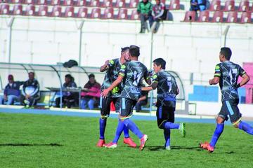 El jugador Eligio Aguilar, de Wilstermann Cooperativas, festeja su gol con sus compañeros.