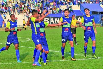 Los jugadores del toro festejan la victoria.