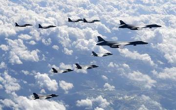 Cazas surcoreanos F-15K, bombarderos estratégicos B-1B estadounidenses y cazas F-35B sobrevuelan la península coreana.