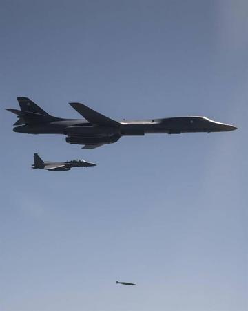 Vuelo de cazas de EE.UU. eleva la tensión con Corea del Norte 