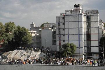 Cientos de mexicanos intentan rescatar a personas con vida de los edificios colapsados.