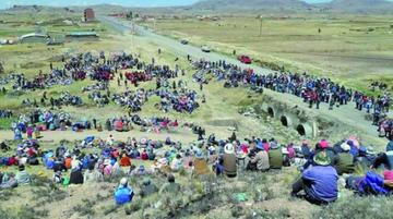 La masiva asamblea, en la que participó un grupo de Ponchos Rojos, fue en Qalachaca, conocido como el “cuartel general”