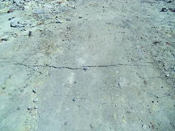 Las fisuras están en toda el área de la mina Relámpago.