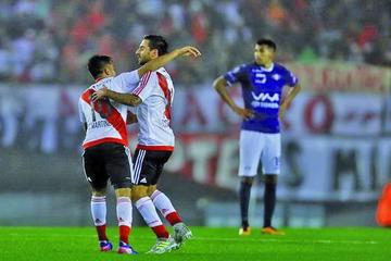 Ignacio Scocco y Gonzalo Martínez celebran después de anotar a Wilstermann.