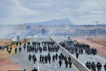 El domingo 17 de septiembre, a las 6:00, un contingente policial intervino el bloqueo de los pobladores.