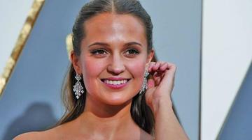 Discreta llegada de Alicia Vikander a San Sebastián