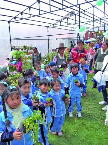 El alcalde Cervantes comparte con los niños la oferta de las flores.