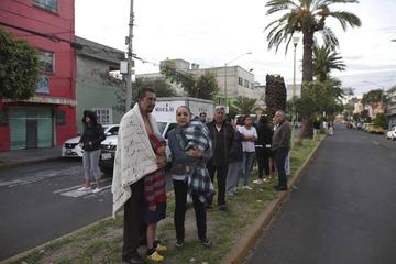 Habitantes de la capital mexicana se ponen a resguardo durante un nuevo temblor.