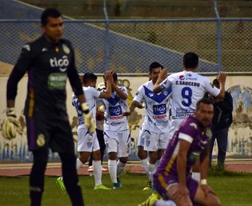 Los jugadores santos celebran la victoria.