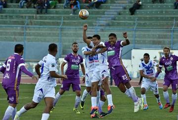 Carlos Saucedo, de San José, y Ronny Montero, de Real, pelean por el balón.