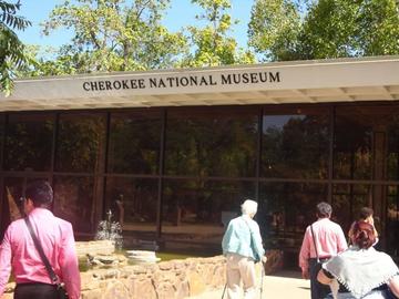 La puerta de entrada al Cherokee National Museum.