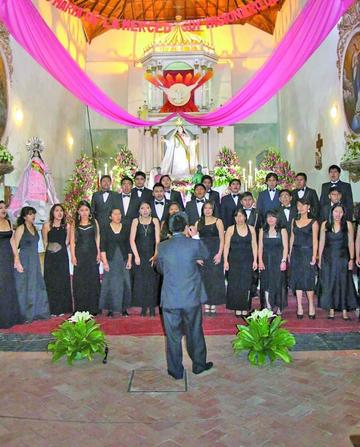Coro canta rock en un homenaje a La Merced
