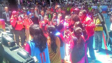 Las campeonas de futsal festejan el título.