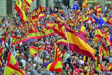 Miles de personas marcharon contra el referéndum independentista.