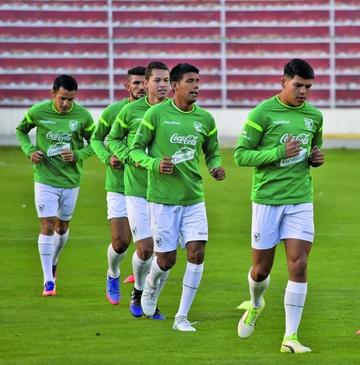 Los jugadores en plena práctica.