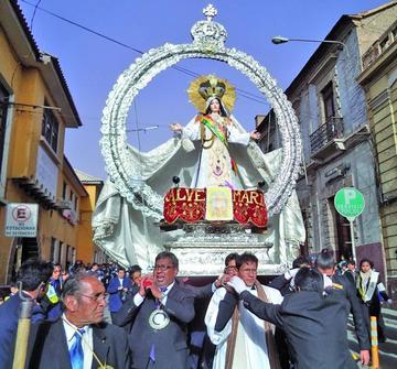 La sagrada imagen muestra las placas de plata pura.