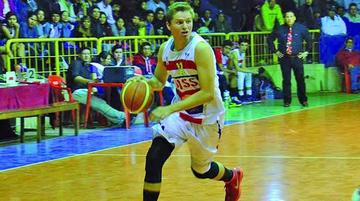 Los basquetbolistas Martín Ochoa y Diego Olguín.