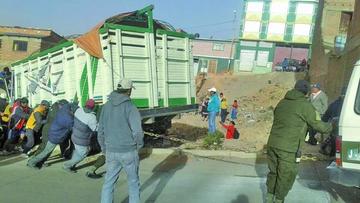 Camión impacta contra un muro y deja una mujer herida