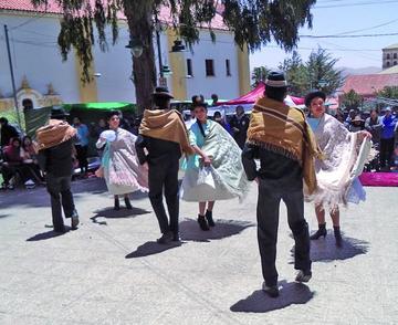 Jóvenes festejan Día de la Cueca