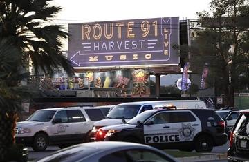 Vehículos policiales bajo una señal que indica la localización del festival country "Route 91 Harvest", lugar donde se p