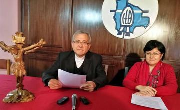 El padre José Fuentes y la asesora legal de la CEB, Susana Inch, dieron a conocer el comunicado.
