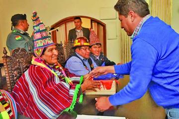 Los alcaldes entregan sus proyectos al presidente Evo Morales.