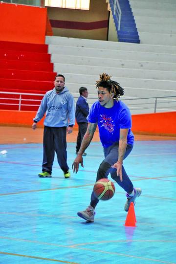 Giovanny Vargas ve el trabajo que cumple el estadounidense Louis Munks (d).