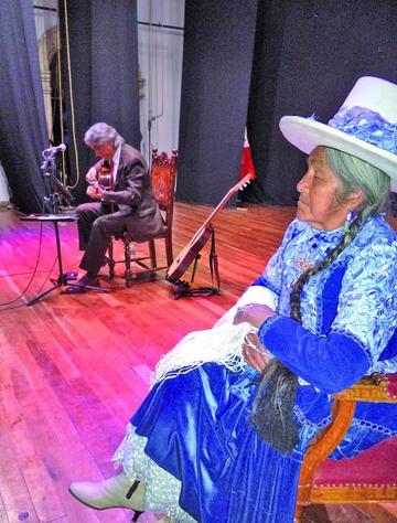 La chola potosina acompaño el concierto.