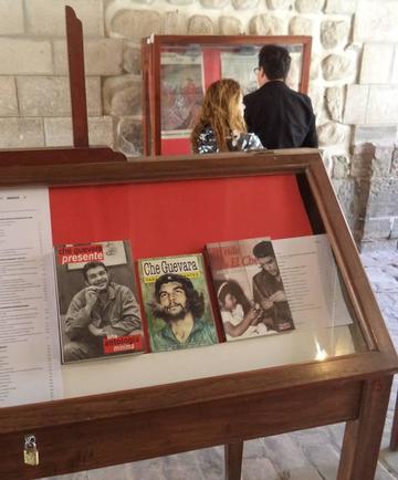 Exponen libros sobre vida y pensamiento del Che