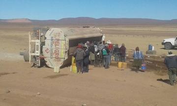 Chofer se duerme y vuelca cisterna con 35.000 litros de diesel