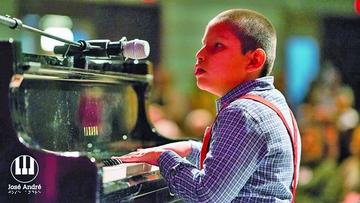 Actor Will Smith felicita a José André el niño pianista, un prodigio boliviano