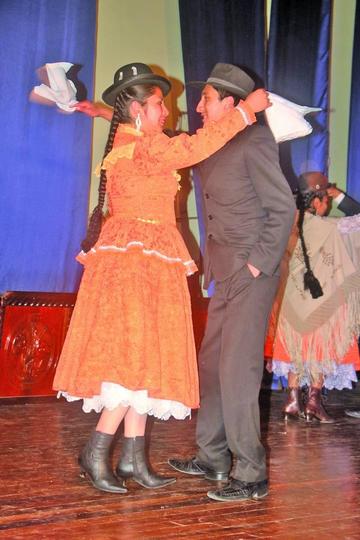 Los jóvenes bailaron diferentes estilos de la danza boliviana.