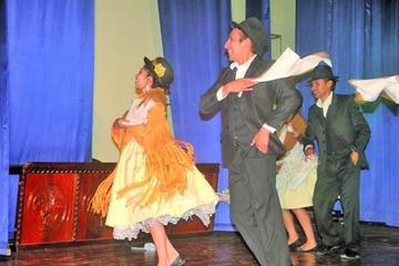 Festejan la cueca con pañuelos  al aire