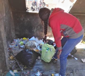 Niña de 11 años escogía comida de la basura para sus hermanos