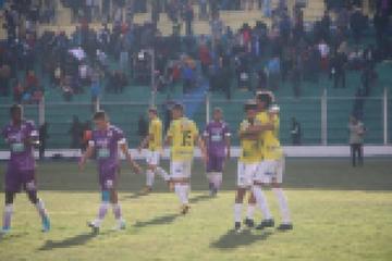 La visita festeja el empate al final del cotejo.