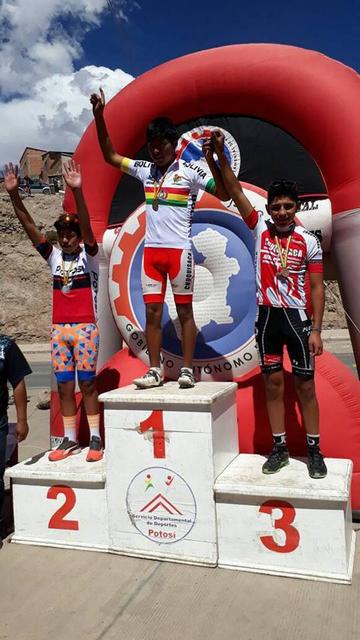 Ariel Moyata, Elvis Rengifo y Kevin Bolaños en el podio de ganadores.