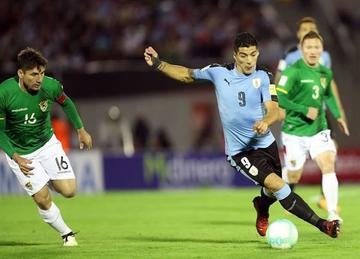 Luis Suárez de Uruguay (c) controla el balón.