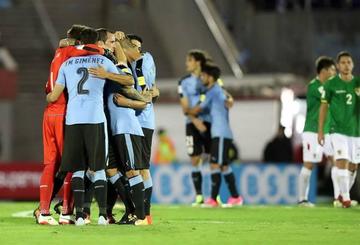 Jugadores de Uruguay celebran la victoria.