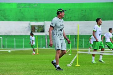 El entrenador cochabambino en una d e las prácticas.