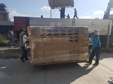 Los trabajadores trasladan los distintos módulos.