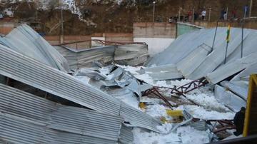 Los alumnos de la Unidad Educativa estaban bajo la estructura metálica.