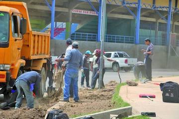 Imágenes de las obras que se ejecutan en el campo de juego.