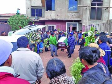Los familiares despidieron al adolescente en el cementerio de Betanzos.